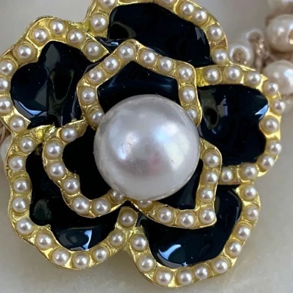 Camellia Flower Hair Tie with Faux Pearls – Black Enamel & Golden Charm - Picture 4 of 8